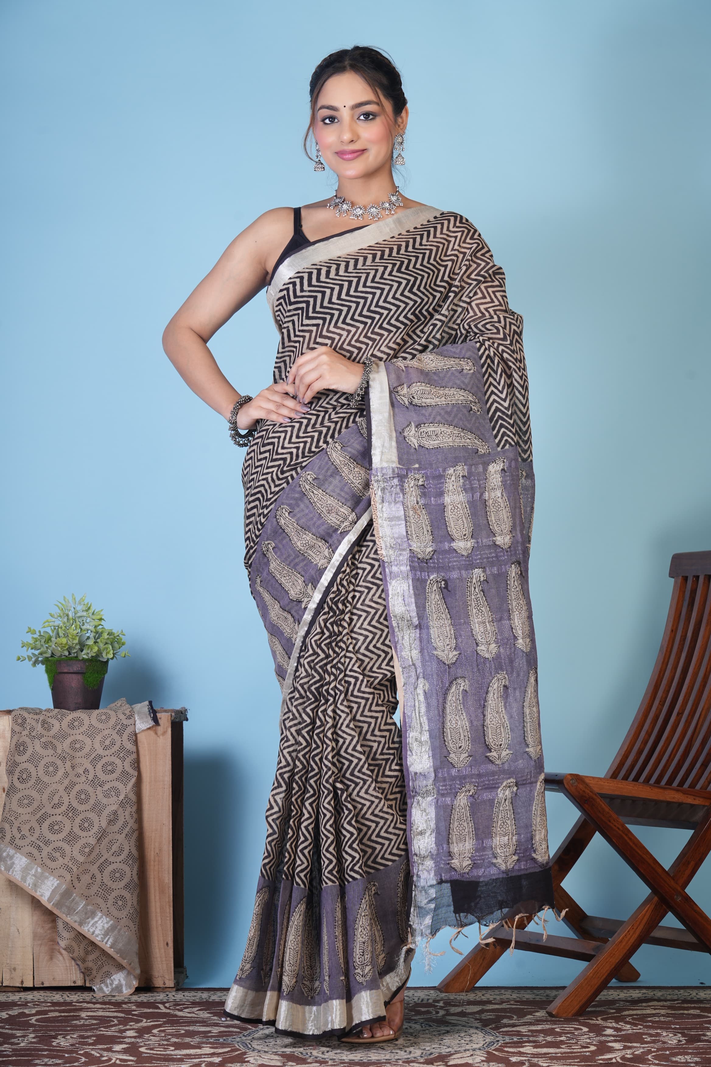 Rekha Noir Weave Linen Saree