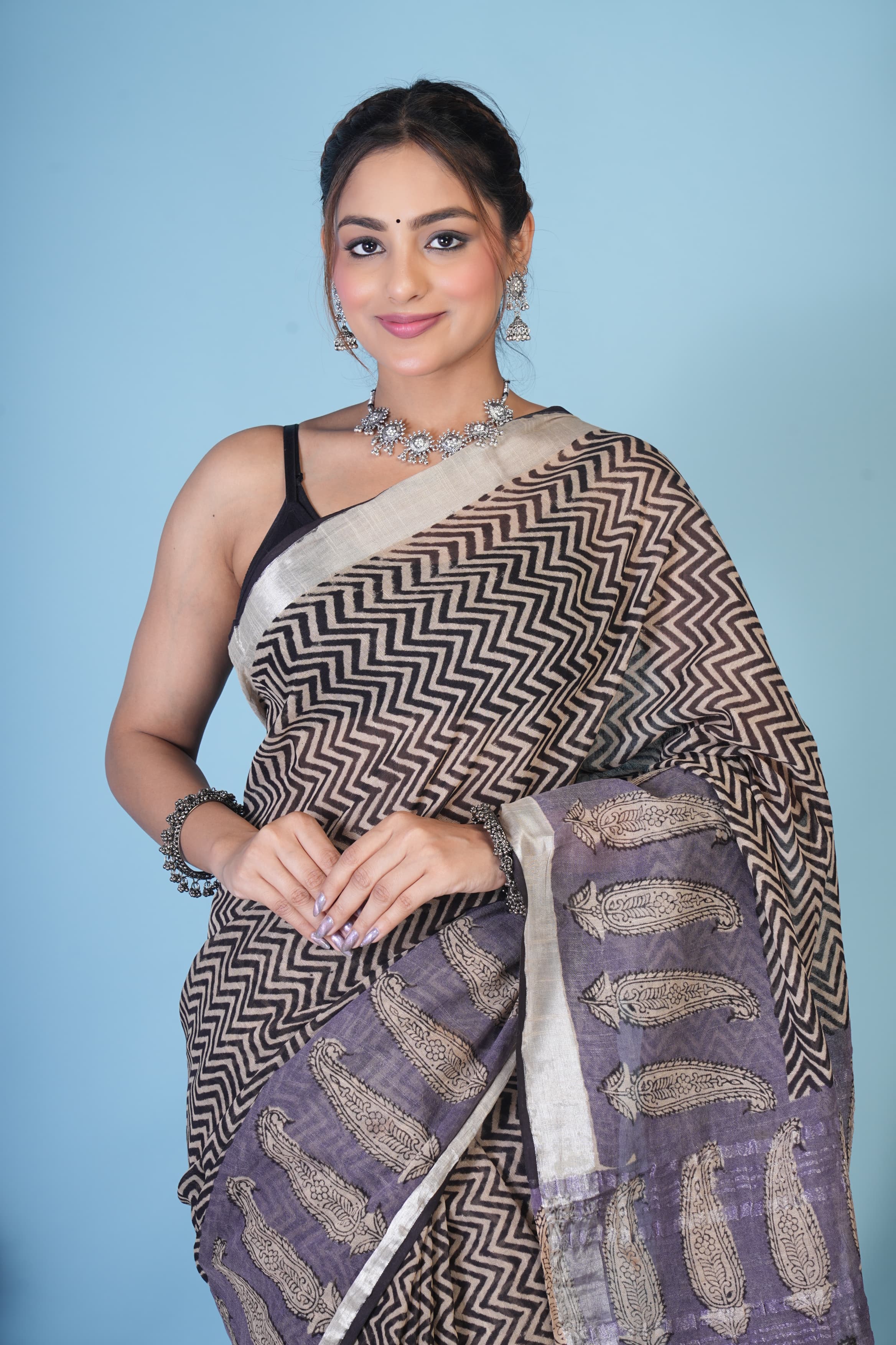 Rekha Noir Weave Linen Saree