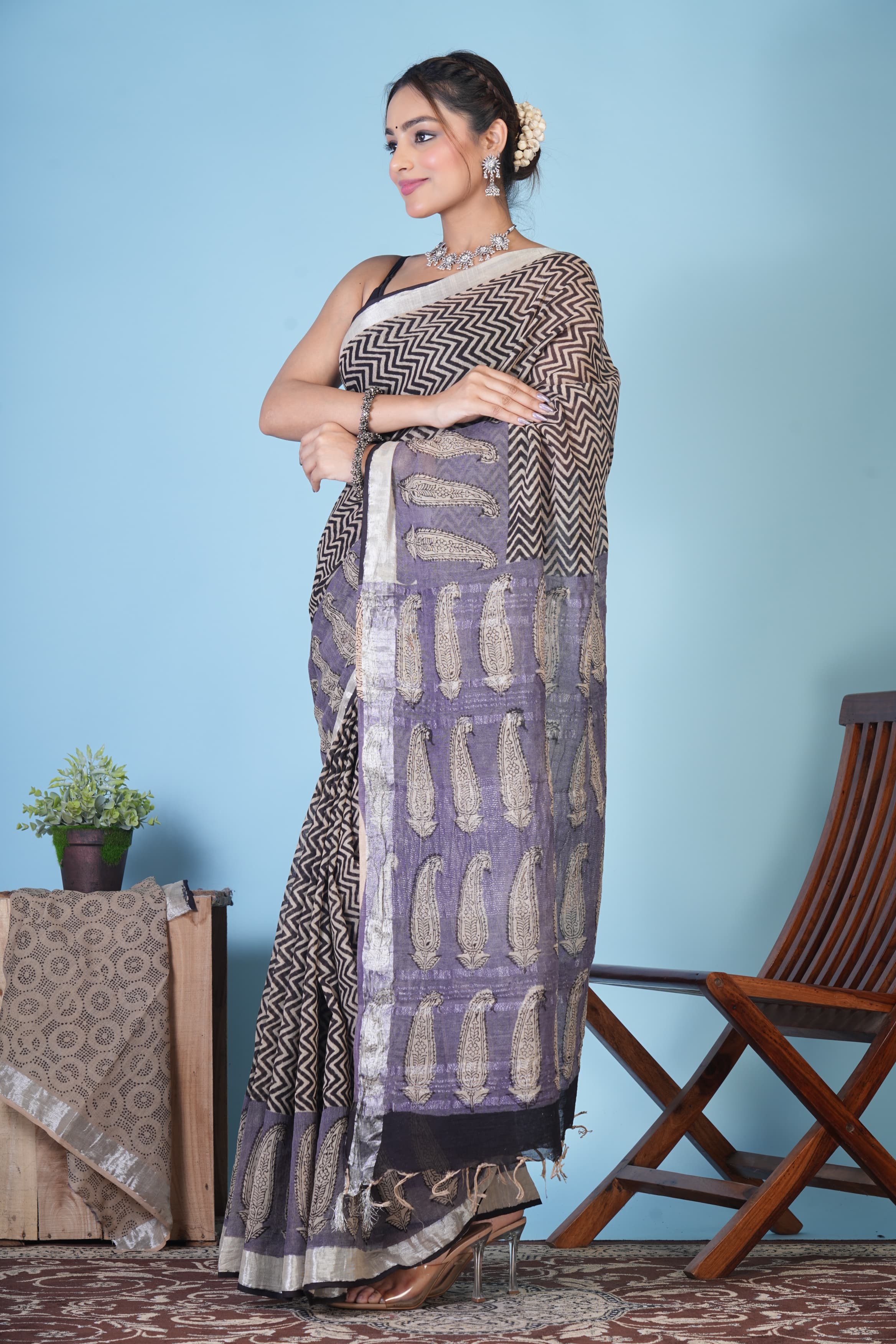 Rekha Noir Weave Linen Saree